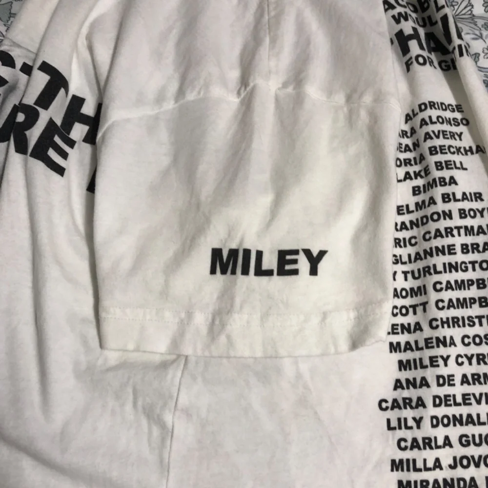Marc Jacobs “ protect the skin you’re in” t shirt Miley Cyrus - Picture 4 of 6
